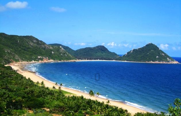 68岁陈道明时髦现身,1200元鞋子抢眼,墨镜观展引热议
