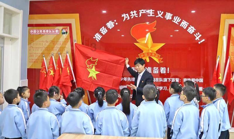 张馨月媒体上晒出近照,展现生活状态和时尚品味,但引来网友质疑